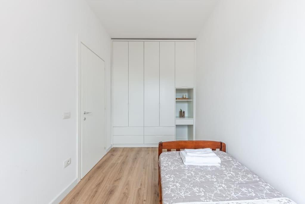 2-br Close To Radio Roger That