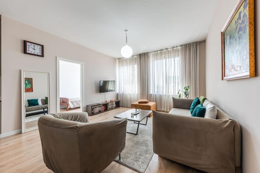 2-br Close To Radio Roger That