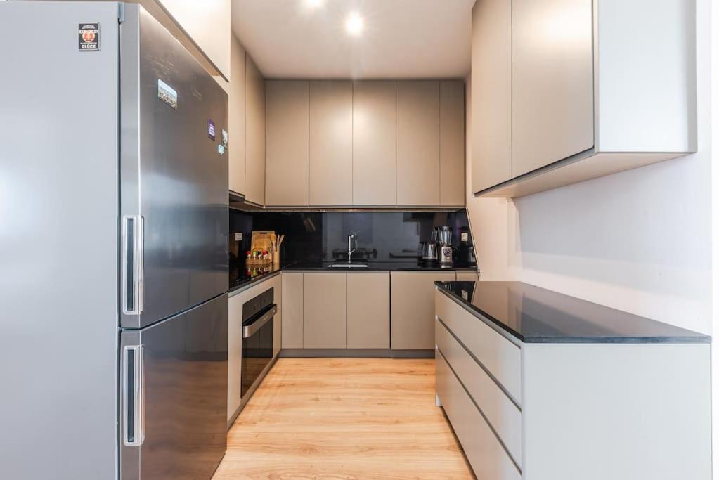 2-br Close To Radio Roger That Shkodër
